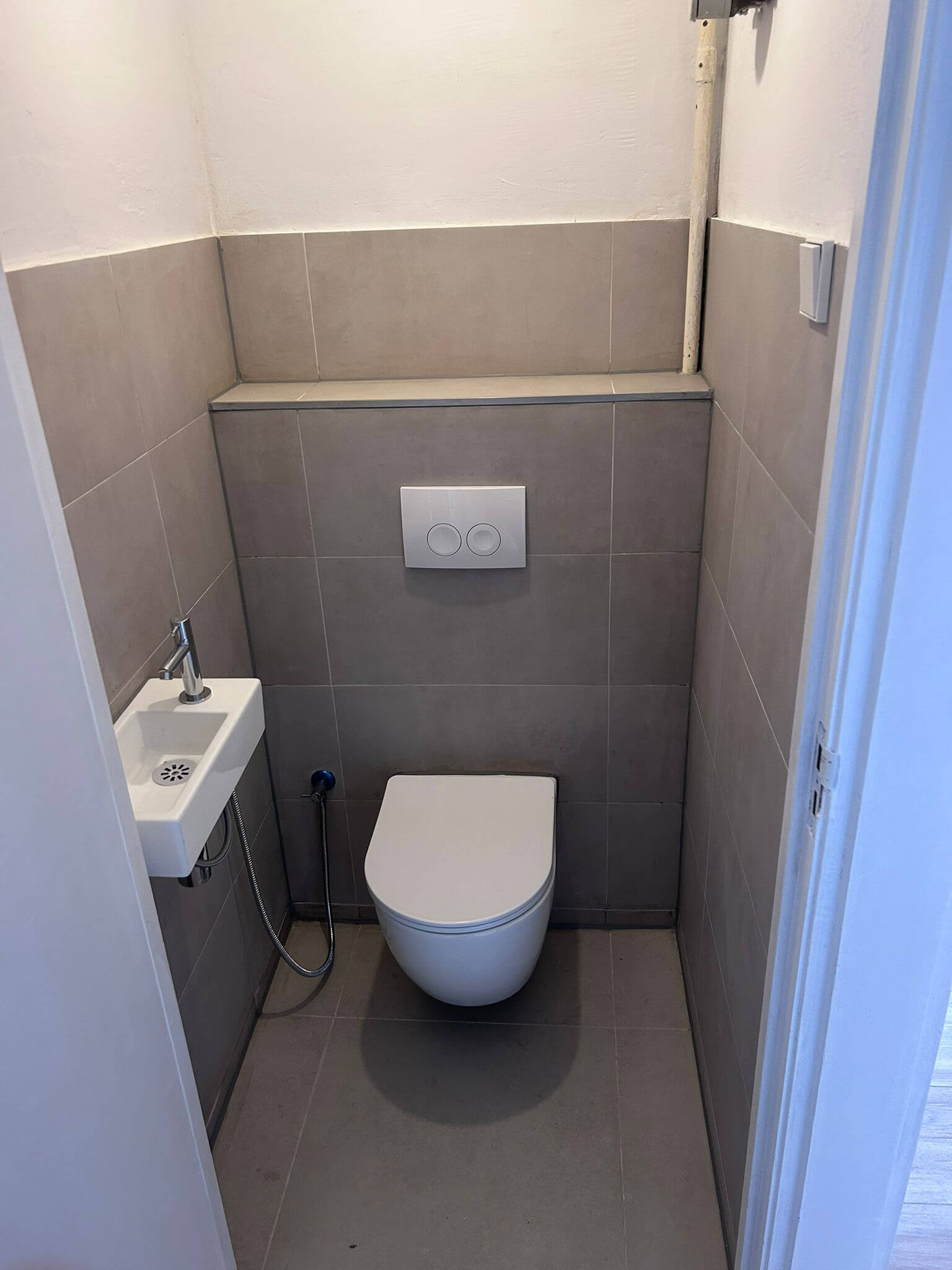 Toilet renovatie Amsterdam – strak afgewerkt door VernieuwNu