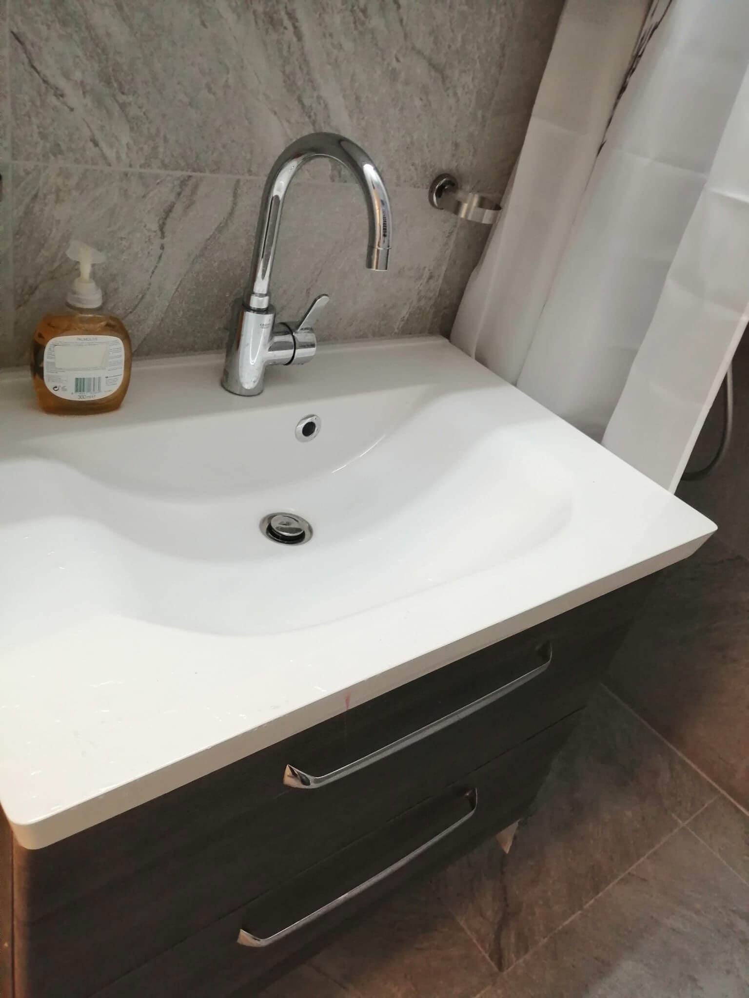 Badkamer renovatie Amsterdam – inloopdouche en maatwerk afwerking