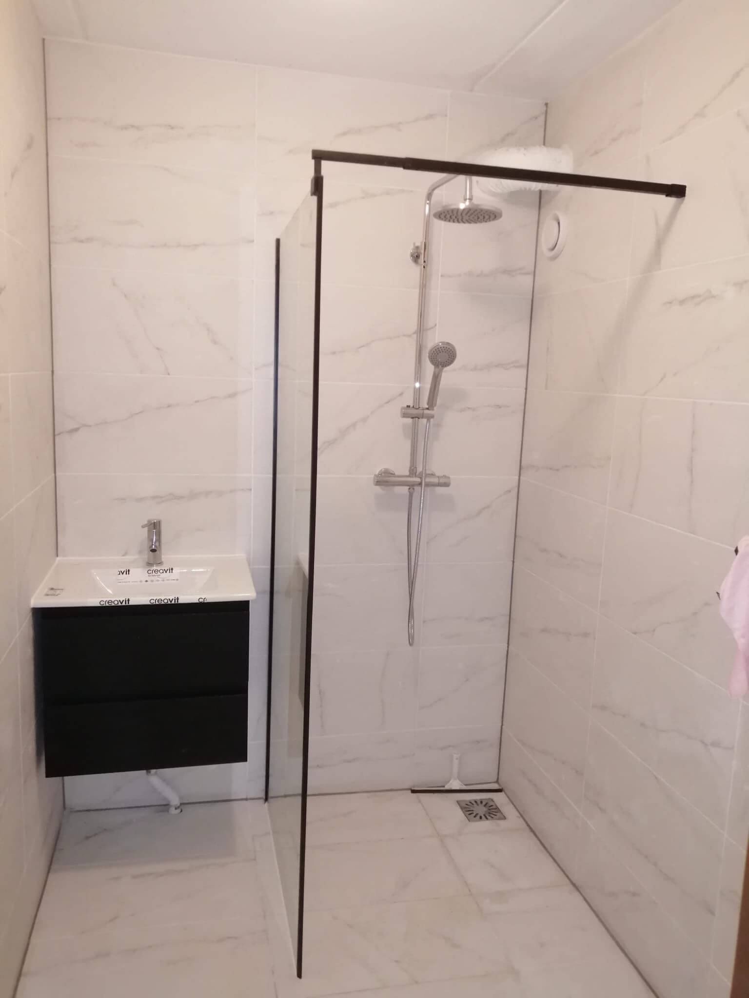 Badkamerrenovatie Amsterdam – nieuwe douche en sanitair installatie