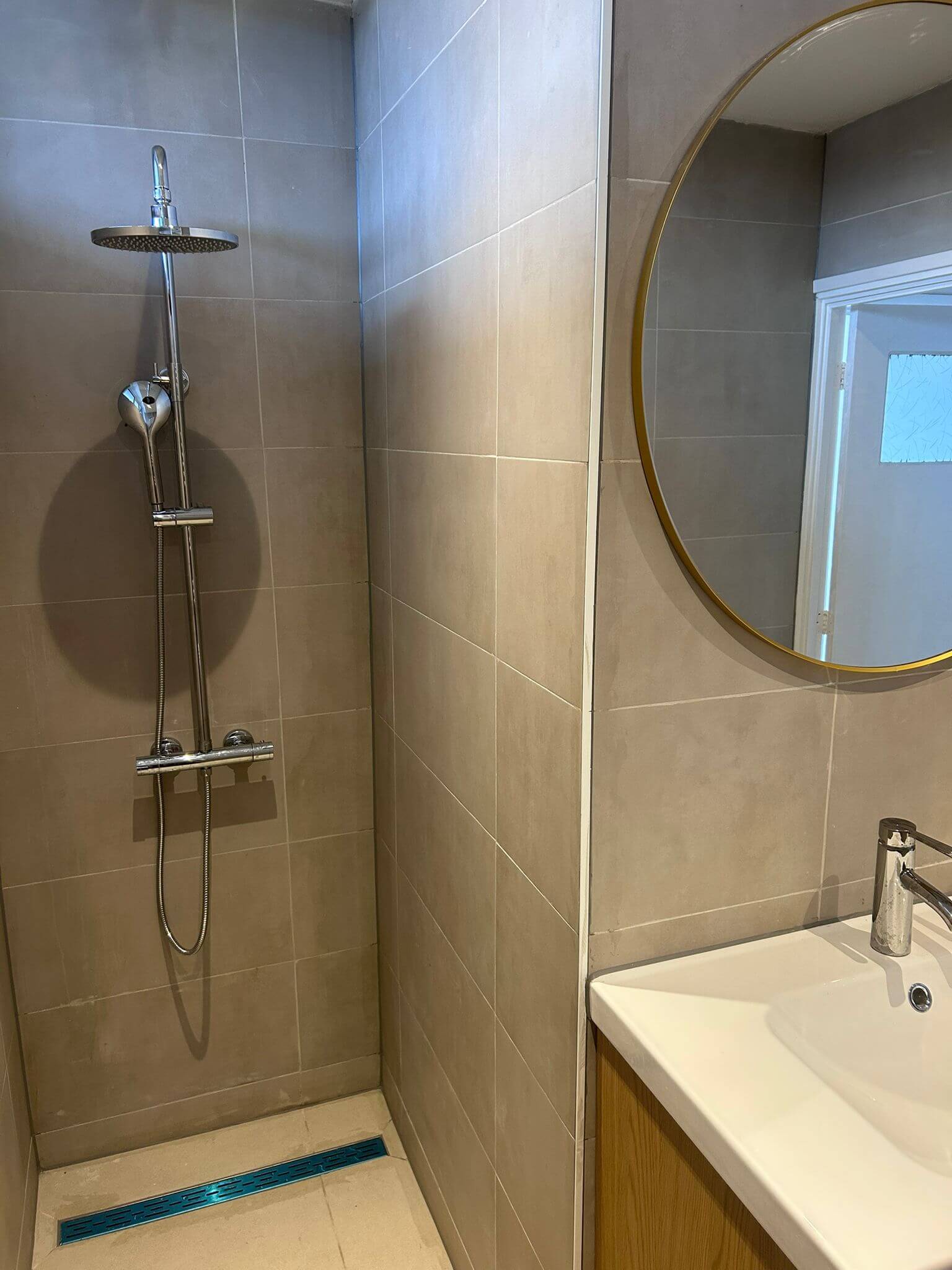 Badkamerrenovatie Amsterdam – inbouw douche en strak tegelwerk